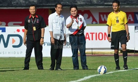 ?Presiden Joko Widodo berbincang dengan Ketua Organizing Committee Piala Presiden 2015, Erick Thohir  pada pembukaan turnamen Piala Presiden di Stadion Kapten Dipta Gianyar, Bali, Ahad (30/8).