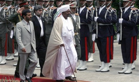 Presiden Sudan, Omar al-Bashir (tengah) bersama Presiden Iran, Mahmoud Ahmadinejad (kiri) di Teheran, April 2006 silam.