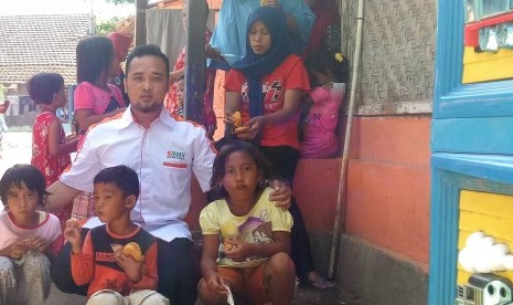 Relawan BMH besama anak-anak Kampung Sumur korban Tsunami Selat Sunda.