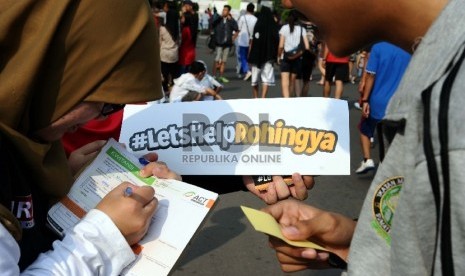 Relawan dari Aksi Cepat Tanggap melakukan aksi solidaritas saat pelaksanaan Car Free Day di Jakarta, Ahad (17/5).  (Republika/Tahta Aidilla)