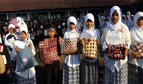 ?Siswa SMPN 7 Purwakarta, Jabar, antusias menggunakan tas daur ulang saat masa bimbingan (Mabim) siswa baru tahun ajaran 2015/2016, Jumat (24/7).