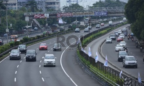  ?Suasana arus lalu lintas yang lengang di jalan tol dalam kota dan jalan protokol MT. Haryono, Jakarta Timur, Kamis (19/2).  (Republika/Raisan Al Farisi)