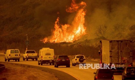 'Thomas Fire' (kebakaran yang melanda California) 'menyeberangi' jalan  Ventura, California, Amerika Serikat.