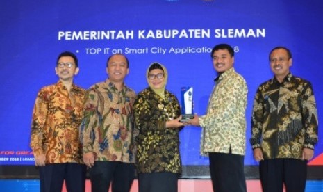 : Wakil Bupati Sleman, Sri Muslimatun, menerima penghargaan Top IT  on Smart City Application 2018. 