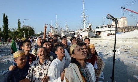 ?Warga berfoto selfie setelah melaksanakan ibadah Salat Idul Fitri di Pelabuhan Sunda Kelapa, Jakarta Utara, Jumat (17/7).  (Republika/Raisan Al Farisi)