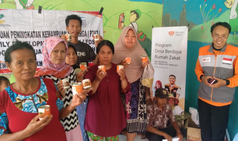 - Yayasan Generasi Muda Cendekia melalui Program Keluarga Harapan (PKH) memberikan 450 paket Superqurban kepada 328 penerima manfaat. 