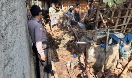  Warga dan petugas saat membantu pemadaman kebakaran yang melanda rumah milik warga Hadiluwih, Sumberlawang, Sragen, Jumat (25/10/2019). Foto/Wardoyo