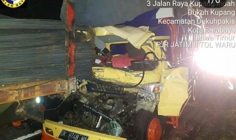 Dua truk kecelakaan di Tol Waru.