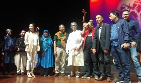 Dahlan Iskan meminta agar pertunjukan teater di Surabaya hidup kembali.