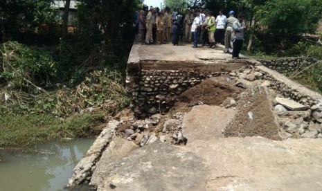 Jembatan yang menghubungkan dua kecamatan di Probolinggo ambrol.