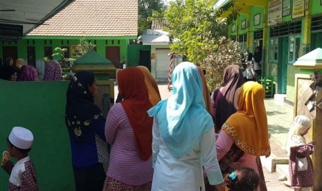 Buntut Murid MI Terusir, Warga Buka Paksa Segel Sekolah