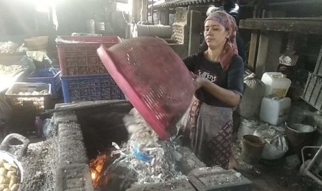 Pengusaha Tahu Siap Ganti Bahan Bakar Sampah Plastik