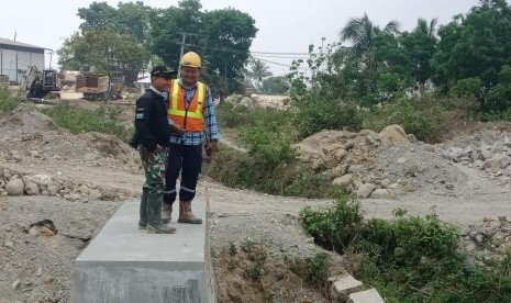  Komandan Sektor 13 Citarum Harum saat meninjau Sungai Cibuluh didampingi pihak perusahaan PT MSS, Selasa (15/10).