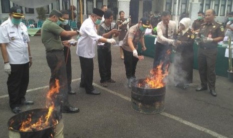  Kejaksaan Negeri (Kejari) Kabupaten Tasikmalaya memusnahkan barang bukti uang palsu senilai Rp 41 juta. 