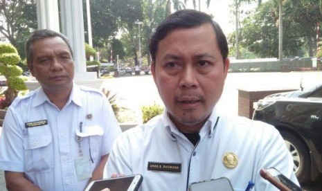 PKL Dewi Sartika akan dipindah menyusul dibangunnya alun-alun Bogor.  Kepala Dinas Koperasi dan UMKM Kota Bogor Anas Rasmana.