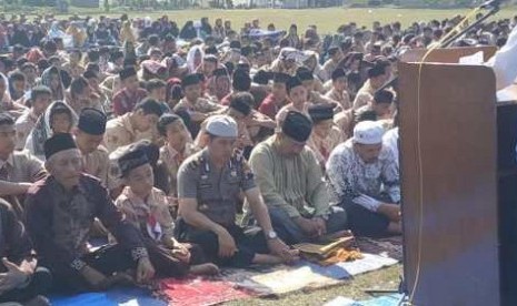  Warga Tawangmangu saat menggelar salat mohon hujan, Jumat (25/10/2019). Foto/Wardoyo