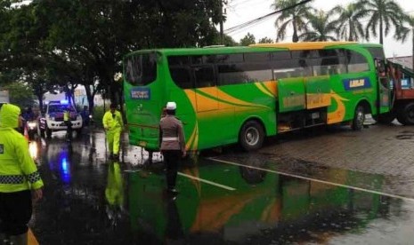 Bus tabrak pengendara motor hingga meninggal.