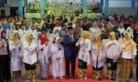  Program Sekolah Perempuan Capai Impian dan Cita-Cita (Sekoper Cinta) meluluskan 2.700 wisudawati yang berasal dari kabupaten/kota di Jawa Barat di Gymasium UPI, Kota Bandung, Selasa (22/10). 