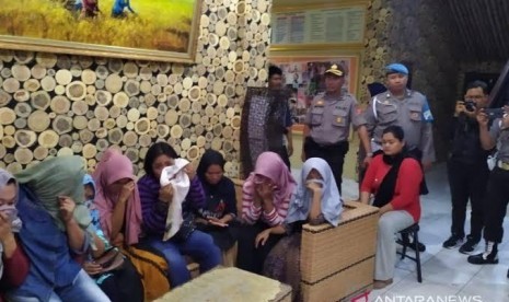 Polisi menyelamatkan 15 orang yang hendak dijual ke Timur Tengah.