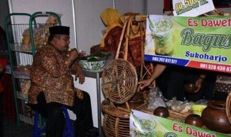  Bupati Wardoyo Wijaya mencicipi salah satu produk kuliner lokal. Dok. Humas Pemkab Sukoharjo