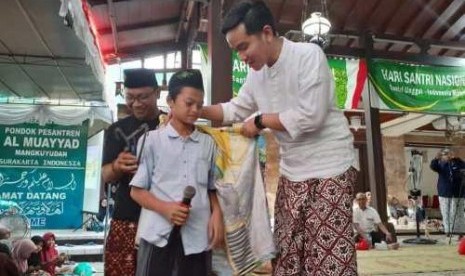  Putra sulung Joko Widodo (Jokowi), Gibran Rakabuming Raka mendorong santri Pondok Pesantren (Ponpes) Al Muayyad Solo jadi pengusaha sukses. Lewat Talkshow “Ngaji Ekonomi Kreatif”, Sabtu (26/10), Istimewa