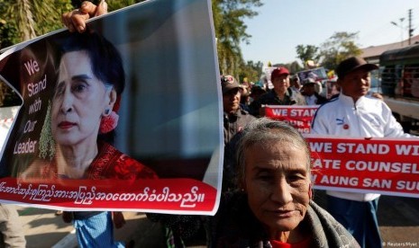 Bahas Kasus Rohingya, Suu Kyi Tiba di Den Haag, (Reuters/Myat Thu)