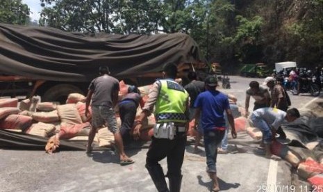  Kecelakaan yang melibatkan truk tronton dengan kendaraan roda dua di Cadas Pangeran