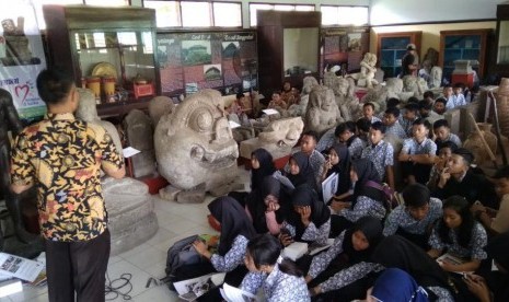 Ratusan siswa di Tulungagung mendatangi Museum Wajakensis.