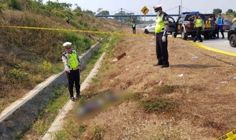 Sesosok mayat ditemukan di pinggir jalan Tol Pandaraan.