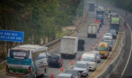  Tol Cipularang: Nyebrang di Tol Cipularang, Warga Purwakarta Tewas Tertabrak