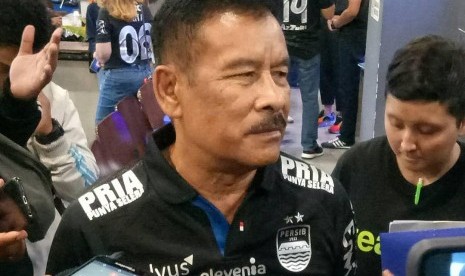  Manajer Persib Bandung, Umuh Muchtar, sarankan pelatih Robert Alberts tidak perpanjang kontrak Kevin van Kippersluis.