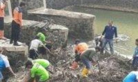  Relawan BPBD Sragen dan warga saat bekerjabakti membersihkan sampah yang menumpuk di Sungai Garuda Sragen. Foto/Wardoyo