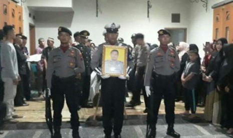  Sejumlah personel Polres Sragen bersiap melakukan pemberangkatan jenazah almarhum Bripka Kurniawan ke peristirahatan terakhirnya dari rumah duka. Foto/Wardoyo