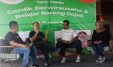  (ki-ka) : Alfianto Domy Aji - Head Regional Corporate Affairs Gojek Jatim & Bali Nusra ; Leo Wibisono - Strategic Regional Head Gojek Jatim & Bali Nusra ; Chef Gery Nainggolan - Praktisi Kuliner,  dan Dety Quarina Rahadiantari - salah satu peserta Kursus Masak & Wirausaha.