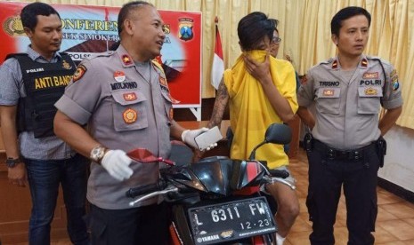 Seorang begal motor ditembak polisi karena kabur saat hendak ditangkap.