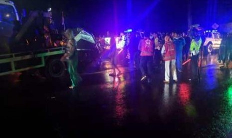  Tim Polres dan PMI Sragen saat mengevakuasi jasad korban kecelakaan maut Avanza gasak tronton di Jembatan Mahbang, Karanganyar, Sambungmacan, Sragen, Jumat (1/11/2019) malam. Foto/Wardoy