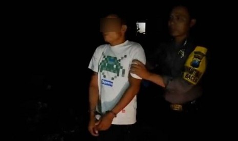 PRW ditangkap polisi karena mengedarkan pil koplo. PRW juga diketahui sudah tiga tahun mencabuli anak kandungnya sendiri selama tiga tahun.