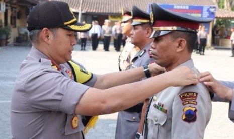  Kapolres Sragen AKBP Yimmy Kurniawan saat memimpin sertijab Kasat Reskrim dan Kasat Lantas di Polres Sragen, Selasa (15/10/2019). Foto/Wardoyo