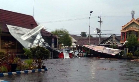 Diterjang Hujan Angin, Mapolres Ngawi Berantakan