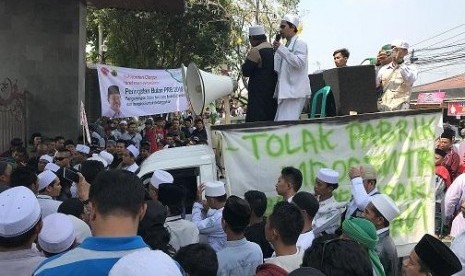  Warga berdemo di depan Komplek Pemkab Cianjur sehingga membuat jalan lumpuh