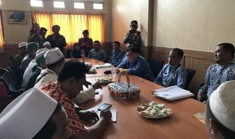  audiensi perwakilan pengunjuk rasa dengan Pemkab Cianjur yang diwakili Dinas Penanaman Modal dan Perizinan Terpadu Satu Pintu (DPMPTSP), Satpol PP, dan Damkar serta Asda III di ruangan rapat Wakil Bupati Setda Cianjur, Kamis (17/10).