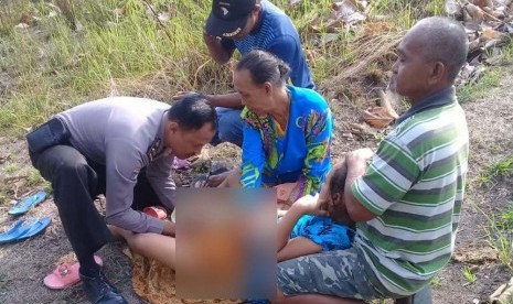 Kisah Polisi Bojonegoro Tolong Ibu Melahirkan di Pinggir Jalan