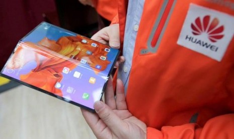 Siap Tantang Ponsel Lipat Samsung, Perangkat Anyar Raksasa Teknologi China Ini Mengudara. (FOTO: REUTERS/Jason Lee)