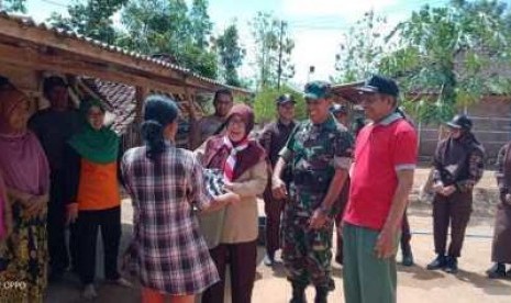  Penyerahan bantuan dari Smandagiri Scout bersama Koramil Wuryantoro bagi warga Dusun Sidomulyo Desa Gumiwang Lor Wuryantoro Wonogiri. Dok. Koramil Wuryantoro