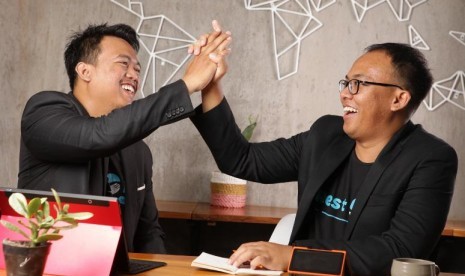 Ageng Sajiwo (kanan) dan Dimas Agil Tejo, menciptakan aplikasi Restoku untuk mempermudah manajemen resto dengan model layanan sebagai software as a service (SaaS)