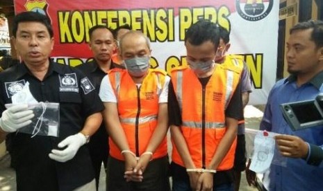  Tersangka bandar sabu Lintar Joko Hafi (kanan) saat dihadirkan di Mapolres Sragen. Foto/Wardoyo