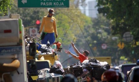  Pemkot Bekasi menerapkan pola baru pengangkutan sampah.