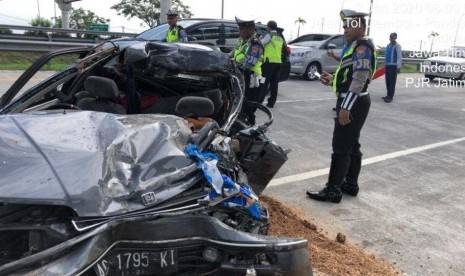  Mobil Honda Civiv tabrak truk boks.