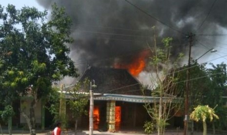  Kobaran api dan kepulan asap tebal yang membakar rumah warga di Dukuh Sukorejo, Desa Padas, Tanon, Minggu (27/10/2019) pagi. Foto/Wardoyo