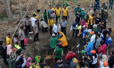 Pemkot Surabaya mengajak masyarakat menanam seribu pohon.